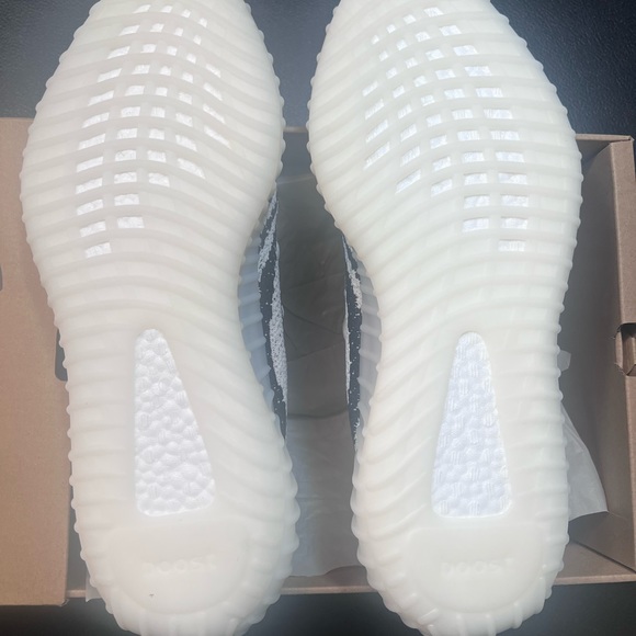 Yeezy Boost 350 V2 “Zebra” - Picture 6 of 9